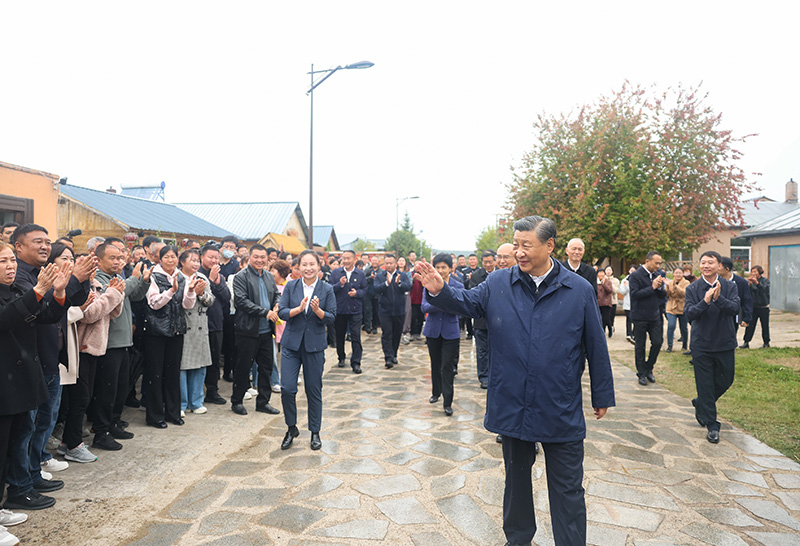 9月6日至8日，中共中央總書記、國家主席、中央軍委主席習(xí)近平在黑龍江考察。這是6日下午，習(xí)近平在大興安嶺地區(qū)漠河市北極村考察時(shí)，向當(dāng)?shù)厝罕姄]手致意。