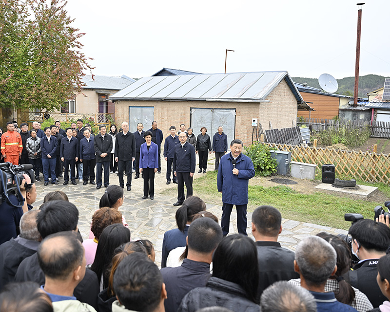9月6日至8日，中共中央總書記、國家主席、中央軍委主席習(xí)近平在黑龍江考察。這是6日下午，習(xí)近平在大興安嶺地區(qū)漠河市北極村考察時(shí)，同當(dāng)?shù)厝罕娪H切交流。