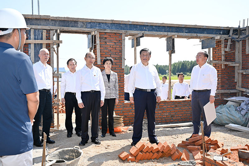 9月6日至8日，中共中央總書記、國家主席、中央軍委主席習(xí)近平在黑龍江考察。這是7日上午，習(xí)近平在遭受洪澇災(zāi)害的哈爾濱尚志市老街基鄉(xiāng)龍王廟村，察看水毀房屋重建情況。